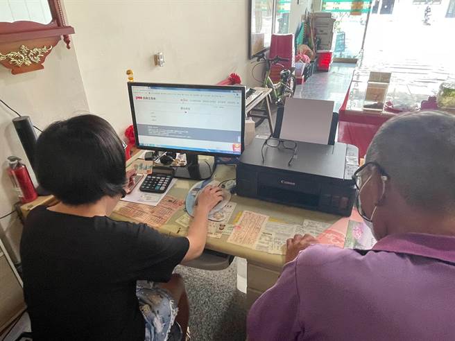 一早服务处也有许多民眾跑来询问，只好请服务处的秘书协助帮忙协助，但就连他们要帮忙也帮不上忙，根本连不上去，尝试很多方法还要跟长辈沟通，确实不容易。（曹嘉豪提供／吴建辉彰化传真）