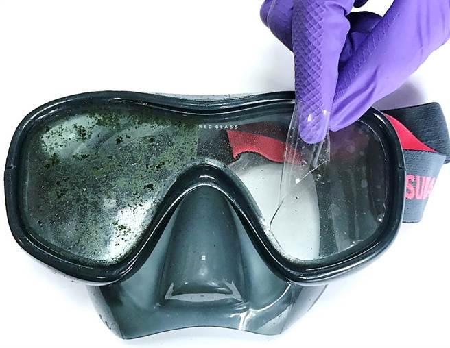 兴大颓对研发仿生抗水中生物涂料，将涂料涂布载潜水镜的右半侧，与未涂布的左半侧比较，呈现优异的抗藻效果。（兴大提供／陈淑芬台中传真）