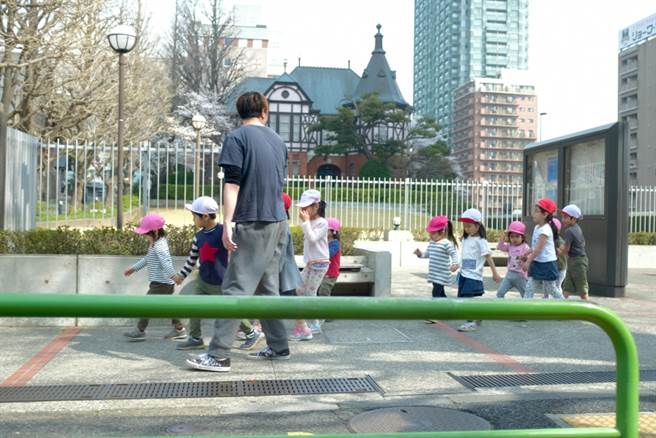 日本大阪市一間私立托兒所有一名保育士日前確診，園方竟要求保育士在疫調時隱瞞確診後曾到托兒所上班。(示意圖／shutterstock)