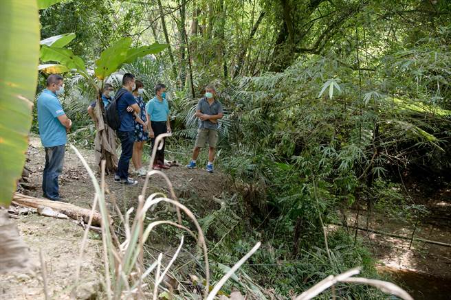 三峽福德坑溪下游每遇大雨就會暴漲，溪岸恐有流失之虞，導致周邊農地、民宅受損；農業局承諾將納入明年將辦理河川護岸整治工程改善。（江怡臻提供）