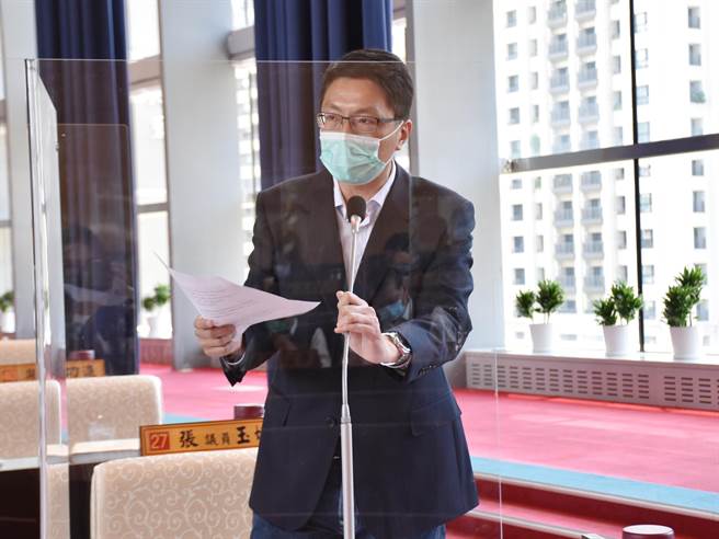 市议员林德宇22日在议会中说，市府未完成追加减预算审查程序就擅自公布方案内容，且事前完全没有任何说明沟通。（台中市政府提供）