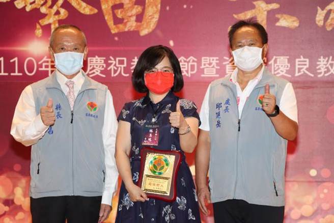 苗栗縣政府22日舉行教師節表揚大會，苗栗縣長徐耀昌表揚優良教師。（苗栗縣政府提供／謝明俊苗栗傳真）