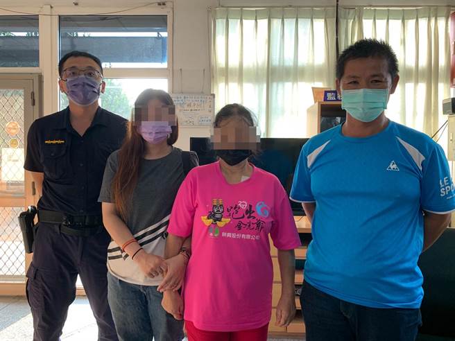 失蹤21年並且在11年被法院宣告死亡的施姓女子（左二）在饒平派出所和村長協助下，21日中秋節找到出生地與母親（右二）。（斗六分局提供）