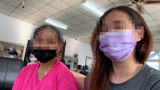 施姓女子（右）與母親（左）相認。（斗六分局提供）