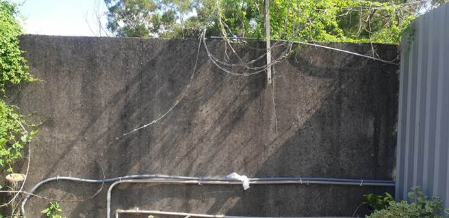 疑似汉翔公司沙鹿厂围墙的3处蛇型铁丝网被破坏。（陈淑娥摄）