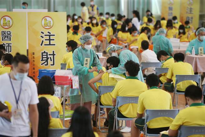 高中生22日起開始施打BNT疫苗，台北市育成高中安排動線為學生施打，老師也在一旁關心學生狀況。（王英豪攝）