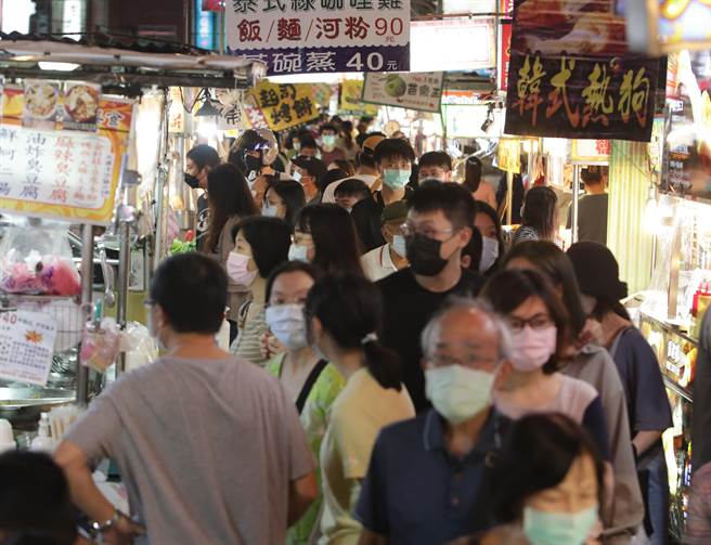 振兴五倍券数位券势如破竹，不仅五倍券本身的绑定已在今日全面突破去年三倍券的纪录。图为中秋节连续假期的夜市，挤满了逛街与品嚐美食小吃的民眾。（示意图，季志翔摄）