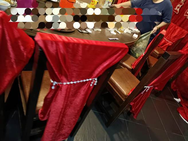 花3万2千元布置的生日会场，椅子也挂上红色布幔。（翻摄爆料公社(官方粉专专属)）