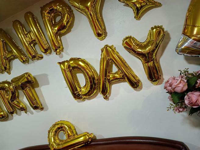 红色布幔配上金色英文字气球。（翻摄爆料公社(官方粉专专属)）