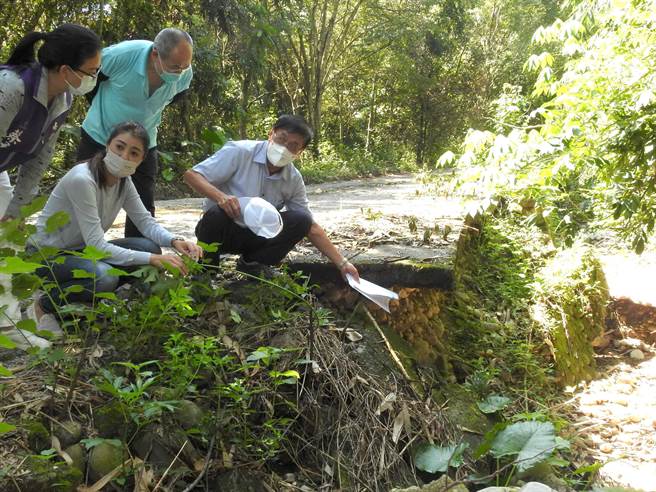 南投縣長林明溱（右）與立委許淑華，會勘竹山鎮野溪。（南投縣政府提供／廖志晃南投傳真）