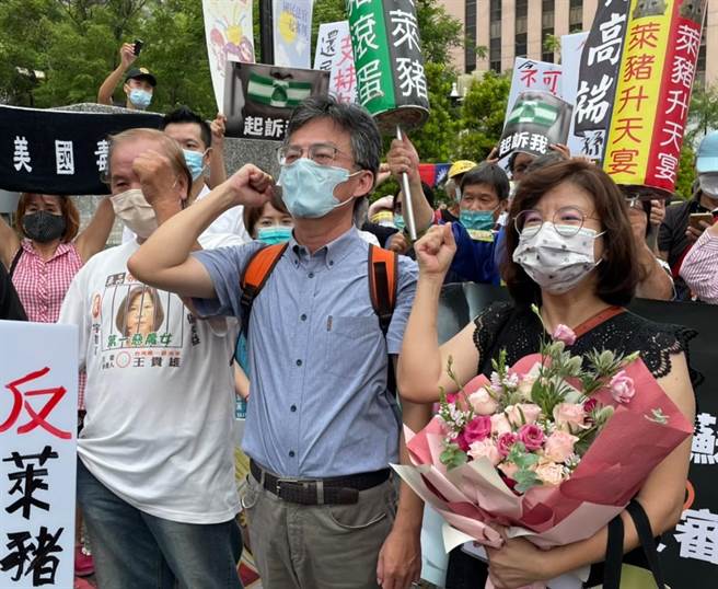 苏伟硕日前收到高雄地检署传票，22日虽然抵达地检署门口，但他却决定不进地检署报到，要等候检察官拘提、起诉，让全民一起评断是非。（洪浩轩摄）