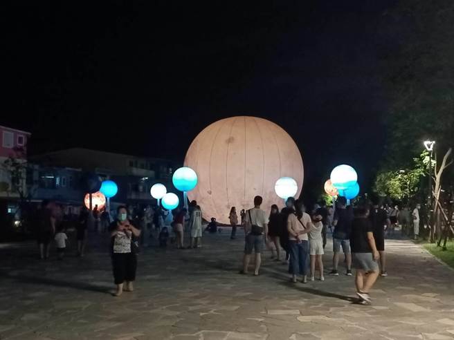 冬山乡公所打造的人工「大月亮」及「小行星」，吸引相当多游客前往「赏月」。（胡健森摄）