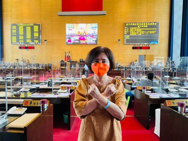 藍營市議員黃馨慧在臉書po文說，其中「拭目以待｣3.5億振興台中經濟案、不同於其他縣市「加倍以券換券｣方案。（翻攝市議員黃馨慧臉書）