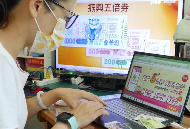 振兴五倍券首波针对数位券22日开放绑定，早上9点开放登记，民眾可透过自己喜好绑定信用卡或行动支付。图非当事人。(陈俊吉摄)