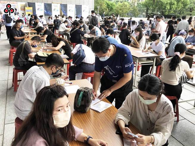 隨著中央流行疫情指揮中心解除三級警戒，主計總處今天公布8月失業率、降至4.24％。（報系資料照）