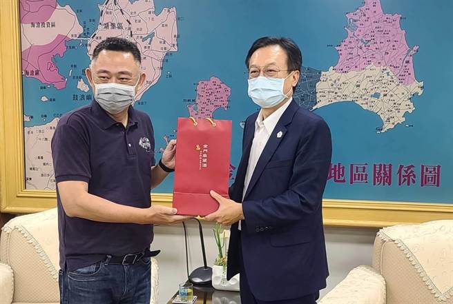 「有朋自遠方來」卓伯源拜會金門縣長楊鎮浯，就金門發展和兩岸未來交換意見。（李金生攝）