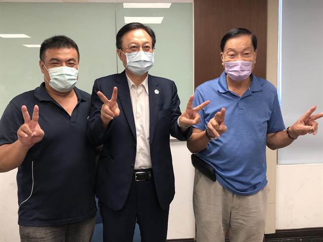 卓伯源走訪金城鎮長李誠智、鎮代會主席陳天成，就地方行政交換意見。（李金生攝）