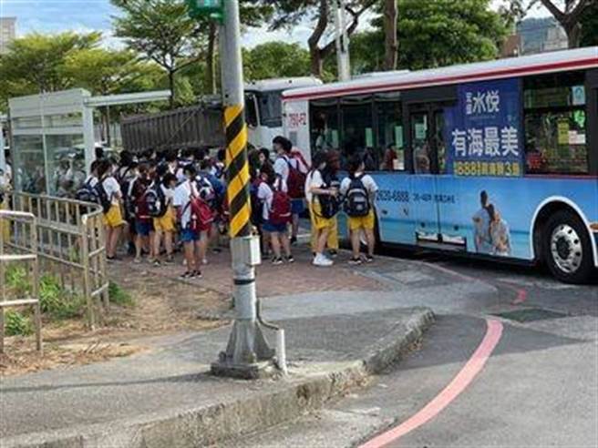 淡水区竹围高中校车停驶，未料，开学后大批学生塞爆人行道，人潮甚至蔓延到马路上，家长们担心学生在台二线大马路旁等公车会发生危险，因此向新北市议员郑宇恩投诉(郑宇恩服务处提供／戴上容新北传真）