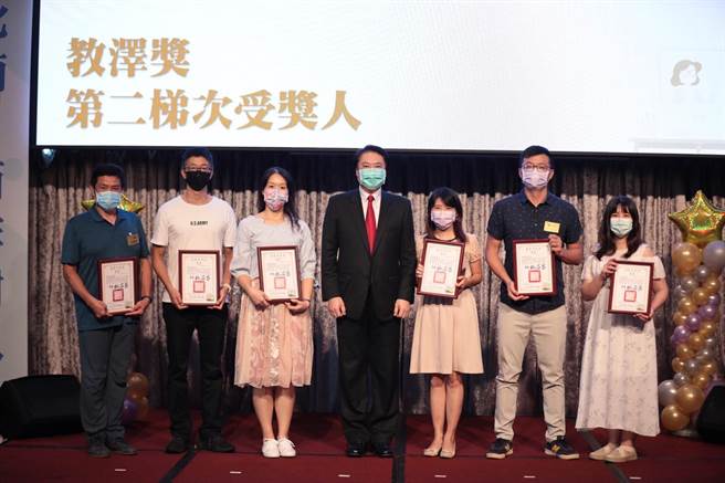 基隆市長林右昌今日下午在長榮彭園會館主持教師節表揚大會。（基隆市政府提供／陳彩玲基隆傳真）