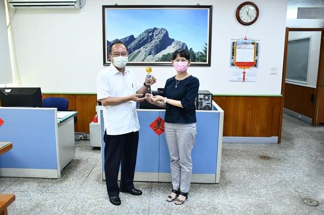 嘉义县民雄乡公所夺下嘉县节电王，台电嘉义区营业处长许一女今天到民雄乡公所颁奖致谢，乡长何嘉恒代表受赠。（民雄乡公所提供／张亦惠嘉县传真）