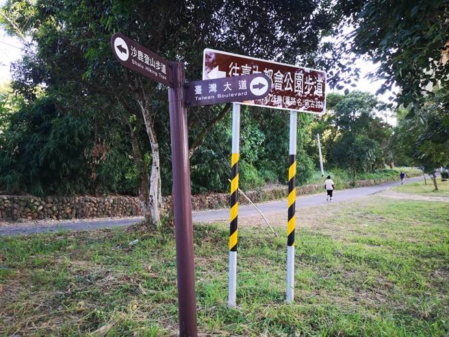 民眾抨擊新、舊指示牌重複，杆柱缺乏整合雜亂無章，相當突兀。（陳淑娥攝）