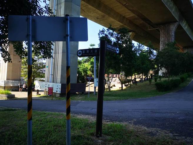 民眾抨擊新、舊指示牌重複，杆柱缺乏整合雜亂無章，相當突兀。（陳淑娥攝）