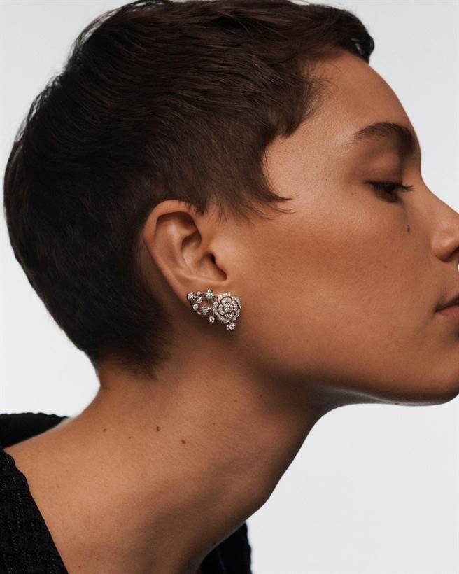 香奈兒發表山茶花Impression de Camelia系列珠寶，融入活動鍊節與流蘇元素，更添奢華。（CHANEL提供）