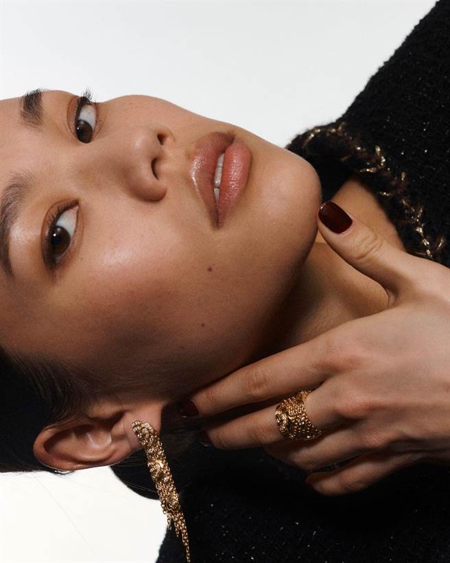 香奈兒發表山茶花Impression de Camelia系列珠寶，融入活動鍊節與流蘇元素，更添奢華。（CHANEL提供）