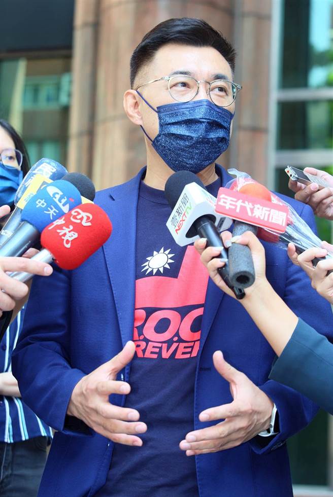 國民黨主席候選人張亞中異軍突起，引發朱立倫砲火猛攻，而爭取連任的江啟臣（如圖）22日表示，很多黨員說殺成這樣，「要是能把這樣的功力拿來對付民進黨就好了」，既然張亞中主張與對岸簽和平協議，「倒不如他們兩位先簽一份好了」。（張鎧乙攝）
