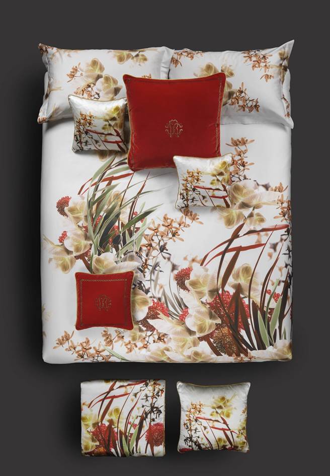 Roberto Cavalli PHALAENOPSIS 数位印染床组，双人平单组4万5800元。（日比家族提供）