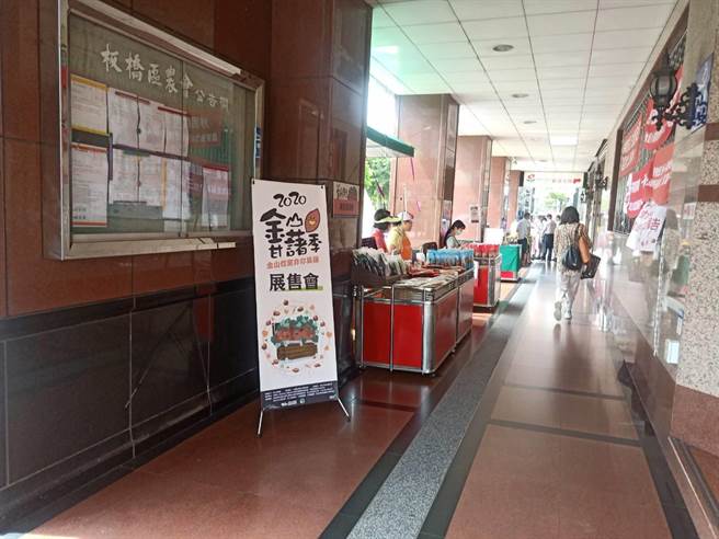 23日起连续4天的「新北健康三宝甘藷」市集展售，分别在双北市举办，图为去年在「板农活力超市」前广场举办情形。（新北市农业局提供）