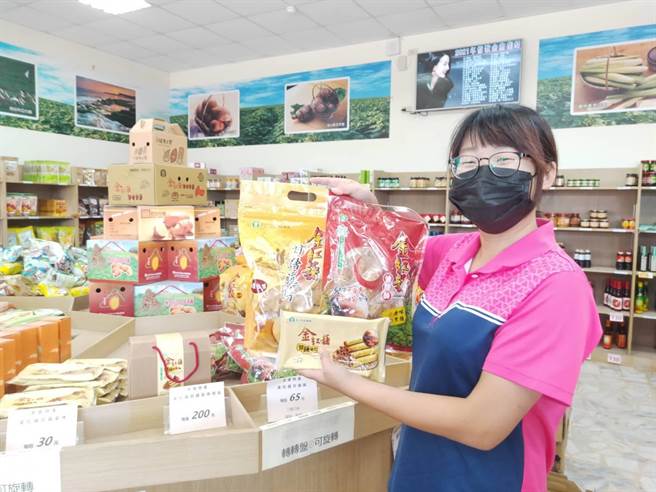 「新北健康三宝甘藷」市集展售，金山区农会提供甘藷加工商品促销优惠。（新北市农业局提供）