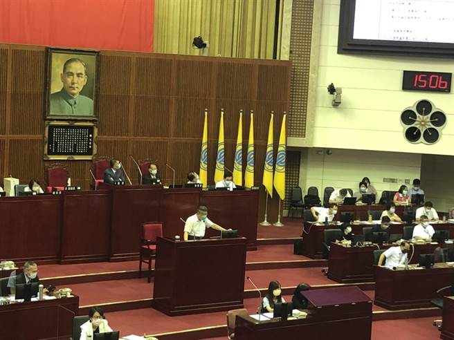 柯文哲于议会接受质询。（杨亚璇摄）