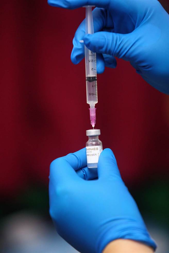 全台五縣市學生22日接種BNT疫苗，醫護人員用針管抽取BNT疫苗，其瓶身明顯印有簡體字樣。（張鎧乙攝）