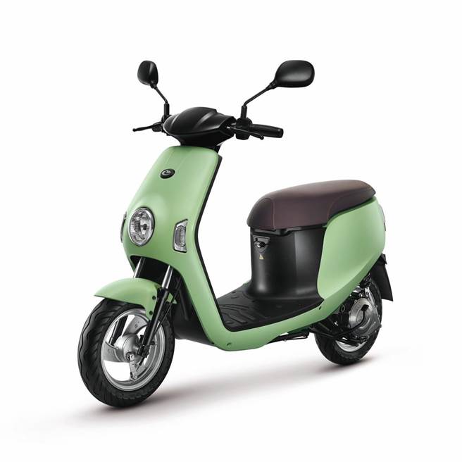 美廉社、美廉城超会员持「家购加码券」，使用2000元纸本五倍券预购eMOVING电动自行车，送美廉社福利券2000元。Shine车款，原价4万2000元、预购价3万7000元。（三商家购提供）