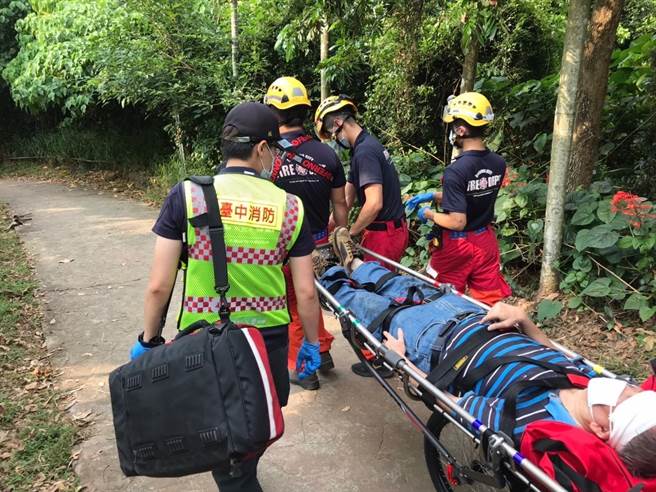 鈦合金的「輪式救援擔架」，其擔架、手把、滑輪等不同部位都可拆卸組合，方便救護人員攜帶至山區，將傷者運送待援地點。（台中市消防局提供／張妍溱台中傳真）