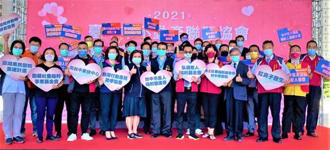 台中市不動產聯盟「愛心慈善捐款」，號召不動產業推廣公益、關懷弱勢社福團體。（盧金足攝）