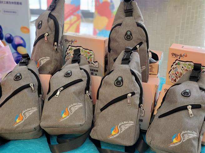 云林县府今年首次发放全县高三学生成年礼，礼物是1个印有云林上场意象的胸背包。（周丽兰摄）