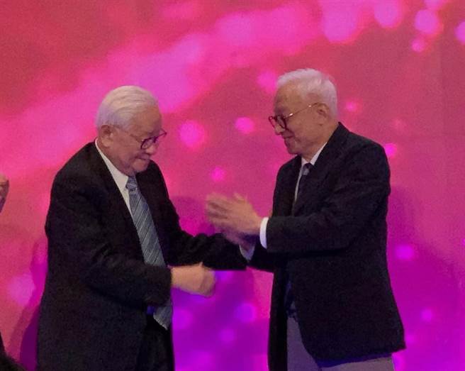 世纪大和解！台积电创办人张忠谋（左一）与联电荣誉董事长曹兴诚（右一）相见欢。（图文／涂志豪）