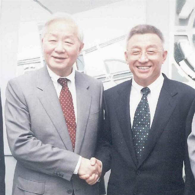 张忠谋（左）、曹兴诚旧照（汪慧星摄）