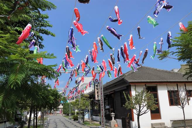 鹿港桂花巷艺术村悬挂600多条鲤鱼旗，鹿港镇长许志宏表示，鲤鱼在国人传统里也是吉庆的象徵，在鹿港很多寺庙都可以看到鱼跃龙门的图腾。（吴敏菁摄）