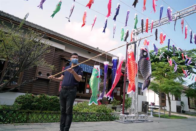 鹿港桂花巷艺术村悬挂600多条鲤鱼旗，鹿港镇长许志宏表示，鲤鱼在国人传统里也是吉庆的象徵，在鹿港很多寺庙都可以看到鱼跃龙门的图腾。（吴敏菁摄）