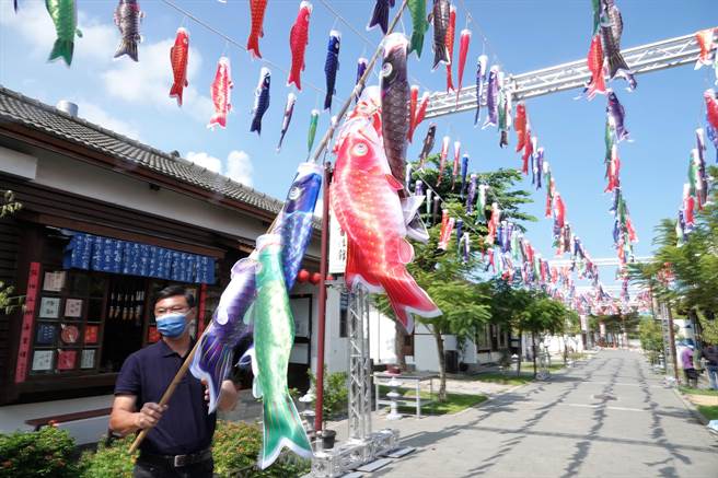 鹿港桂花巷艺术村悬挂600多条鲤鱼旗，鹿港镇长许志宏表示，鲤鱼在国人传统里也是吉庆的象徵，在鹿港很多寺庙都可以看到鱼跃龙门的图腾。（吴敏菁摄）