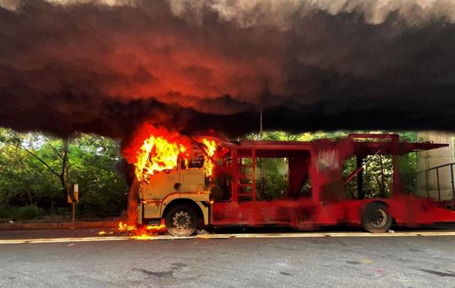 74號快速道路橋下發生大型托運車起火燃燒，濃煙竄出無法消散累積宛如核爆「蕈狀雲」，令人怵目驚心。（民眾提供）