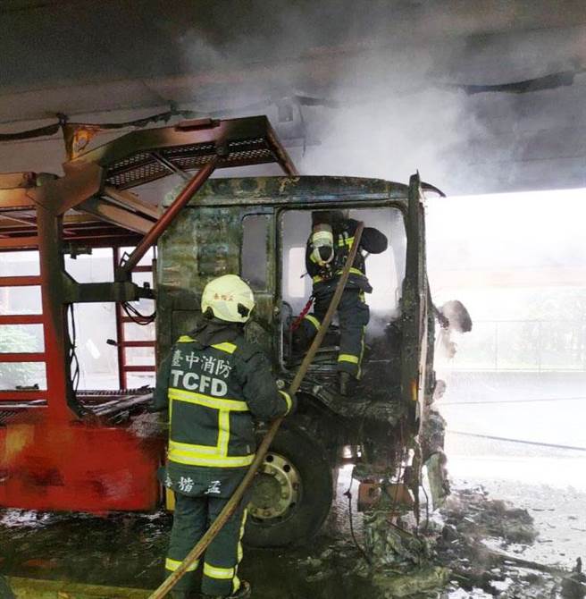 火燒車在20分鐘內撲滅，初步研判疑似電器悶燒引發火勢，真正起火原因，仍有待進一步調查釐清中。（民眾提供）