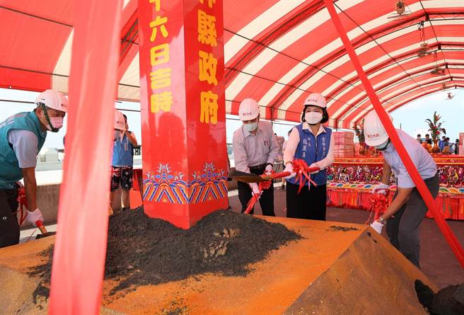 云林县沿海地层下陷逾200公分，县府整治麦寮乡施厝寮大排解决排水问题。（张朝欣摄）