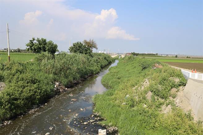 云林县沿海地层下陷逾200公分，县府整治麦寮乡施厝寮大排解决排水问题。（张朝欣摄）