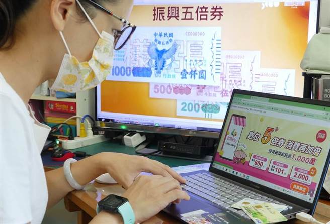 振興五倍券首波針對數位券22日開放綁定，早上9點開放登記，民眾可透過自己喜好綁定信用卡或行動支付。圖非當事人。(圖/陳俊吉攝)
