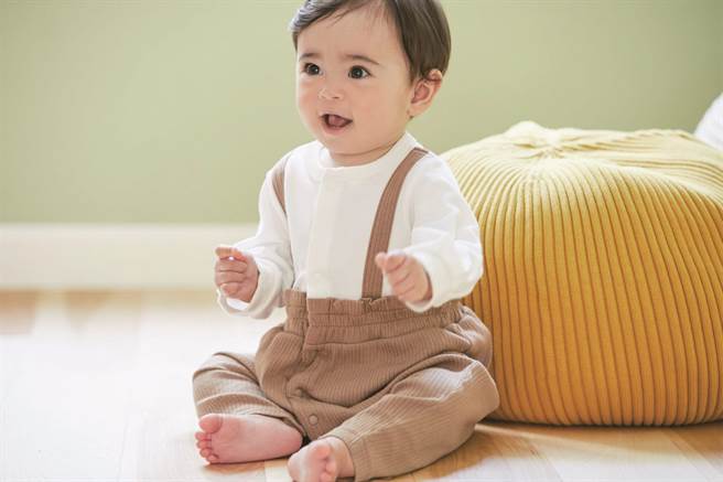「GU baby」系列推出新生兒包屁衣，1件即能完成造型，590元。（GU提供）