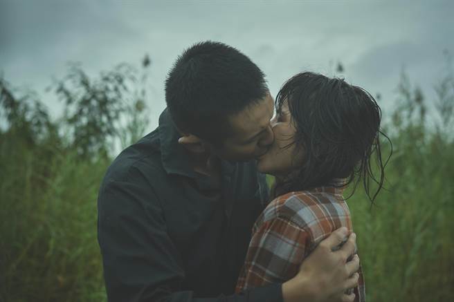 柯震东（左）在《鱷鱼》中激吻李心洁。（台北双喜电影提供）